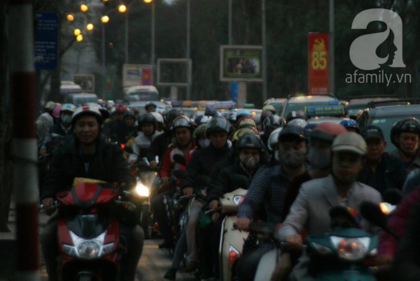 D&ograve;ng người &ugrave;n &ugrave;n đổ về H&agrave; Nội sau kỳ nghỉ Tết d&agrave;i 6