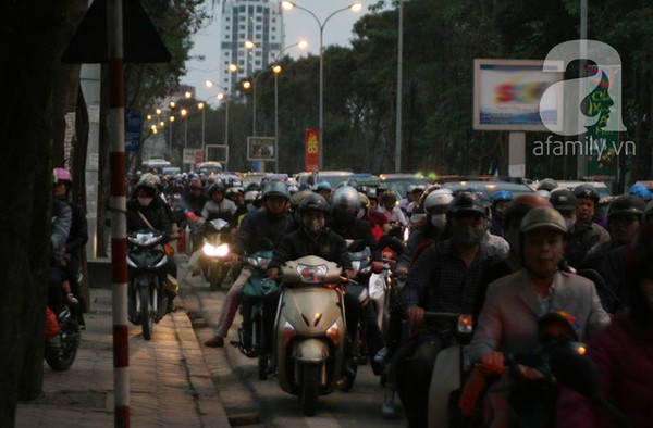 D&ograve;ng người &ugrave;n &ugrave;n đổ về H&agrave; Nội sau kỳ nghỉ Tết d&agrave;i 7