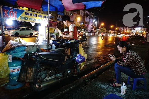 nhọc nhằn những gánh hàng rong ngày mưa bão