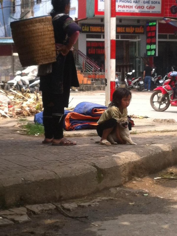 Cảnh cô bé tí hon quần áo chân tay lem luốc ôm hôn chú chó nhỏ làm bao nhiêu người cảm động, càng rơi nước mắt khi nhìn thấy sự đối lập giữa người mẹ nghèo cần bán chó lấy tiền, còn bé gái thì cố gắng níu giữ những phút giây được ở bên người bạn bốn chân lần cuối.