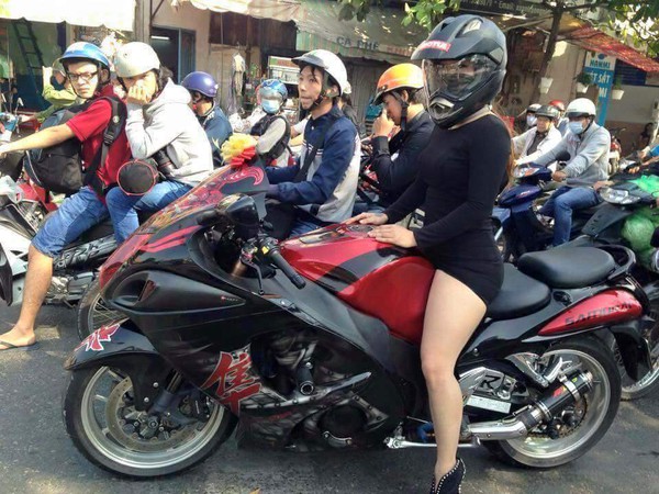 nữ biker 9X nóng bỏng đi motor phân khối lớn