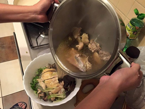 chồng nấu ăn cho vợ