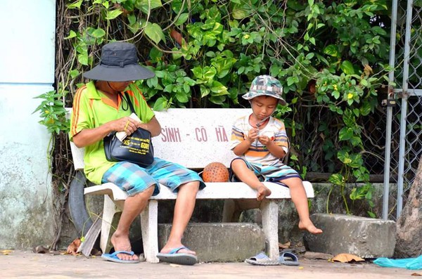 2 cha con bán vé số