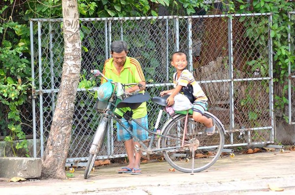 2 cha con bán vé số