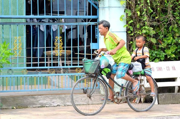 2 cha con bán vé số