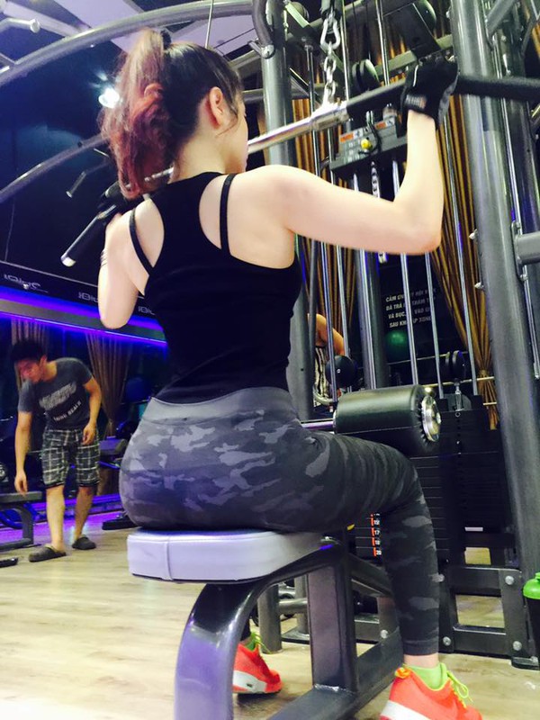 bà mẹ trẻ tập gym cõng chồng trên vai