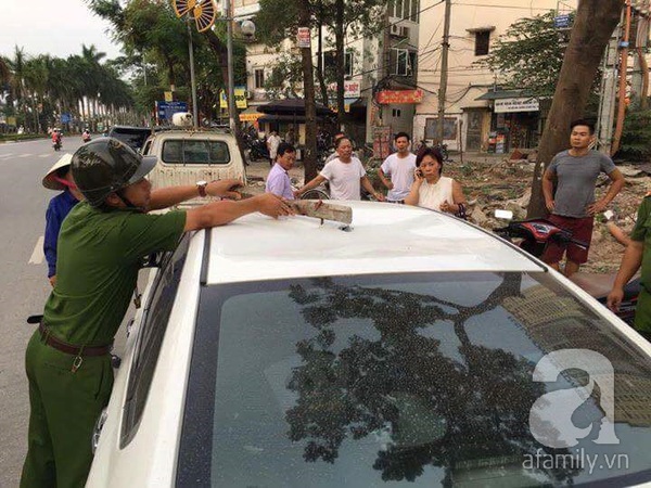 ô tô bị thanh sắt rơi vào nóc ô tô bị thanh sắt rơi vào nóc