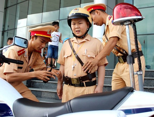 bé Dũng bị ung thư mơ làm CSGT