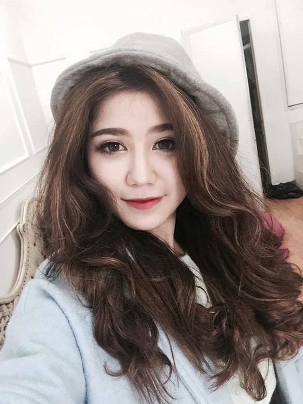  hotgirl mặt vuông cằm chẻ