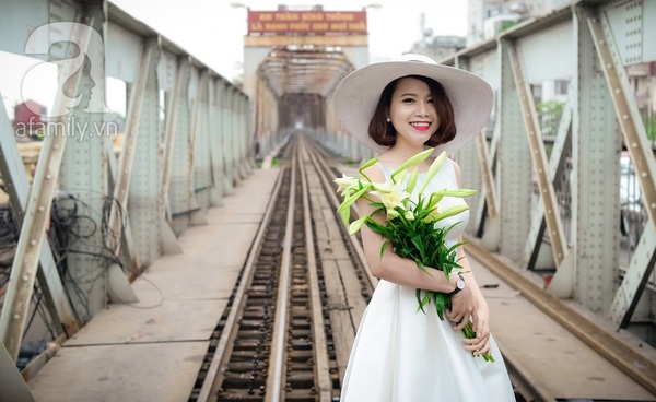 Ngỡ ngàng với bộ ảnh quý cô Sài Gòn lãng mạn bên hoa loa kèn tháng 4
