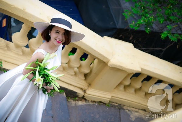 Ngỡ ngàng với bộ ảnh quý cô Sài Gòn lãng mạn bên hoa loa kèn tháng 4 Ngỡ ngàng với bộ ảnh quý cô Sài Gòn lãng mạn bên hoa loa kèn tháng 4