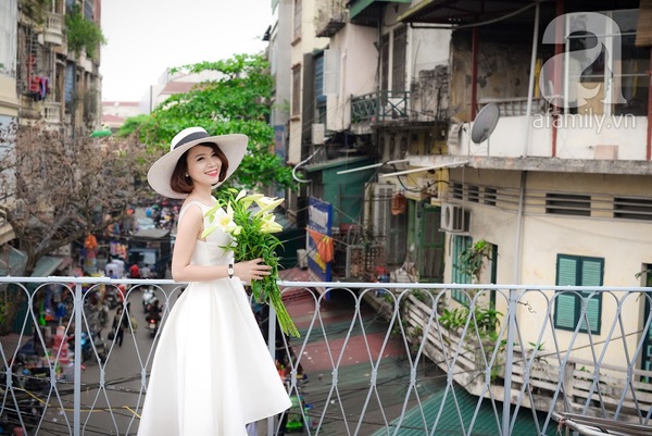 Ngỡ ngàng với bộ ảnh quý cô Sài Gòn lãng mạn bên hoa loa kèn tháng 4