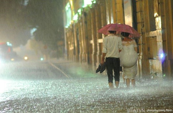 cặp đôi cùng ngắm mưa