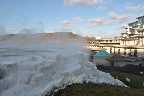 Đi tắm hồ giữa m&ugrave;a đ&ocirc;ng lạnh gi&aacute; 9