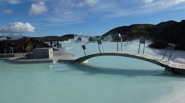 Đi tắm hồ giữa m&ugrave;a đ&ocirc;ng lạnh gi&aacute; 13