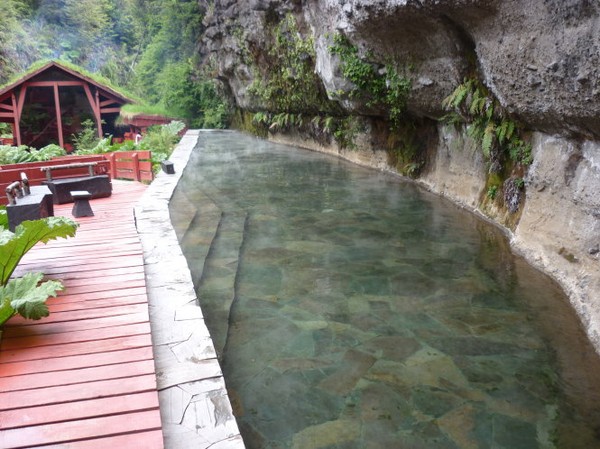 Đi tắm hồ giữa m&ugrave;a đ&ocirc;ng lạnh gi&aacute; 3