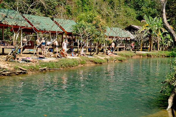 Khám phá hồ tự nhiên đẹp như mơ ở Lào 6