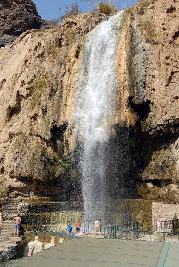 Đi tắm hồ giữa m&ugrave;a đ&ocirc;ng lạnh gi&aacute; 18