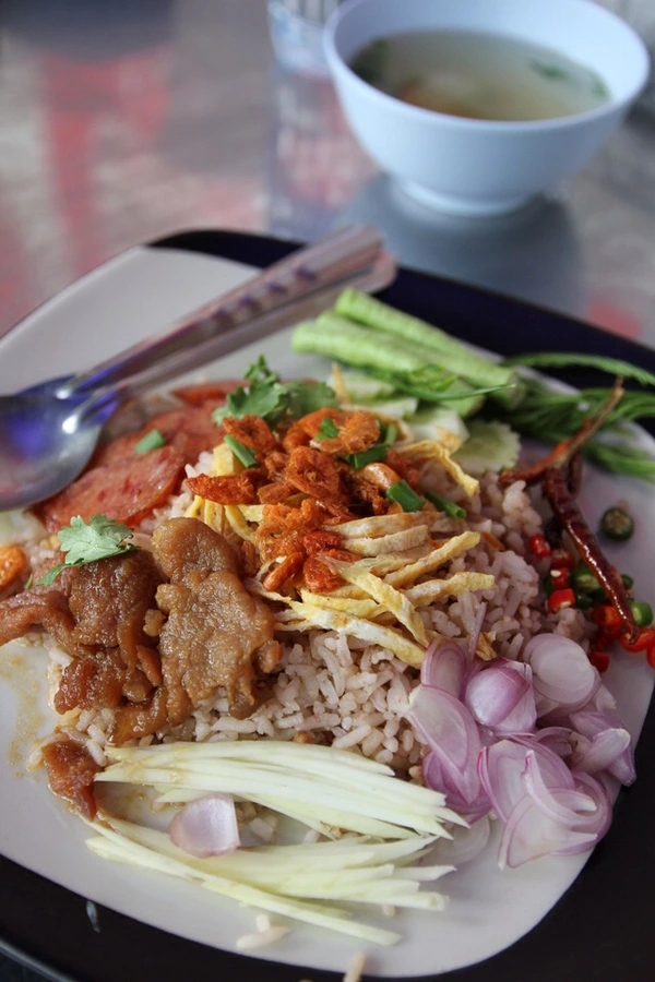 Khao kluk kapi - Món cơm "bún thang" lạ lẫm của Thái Lan 2