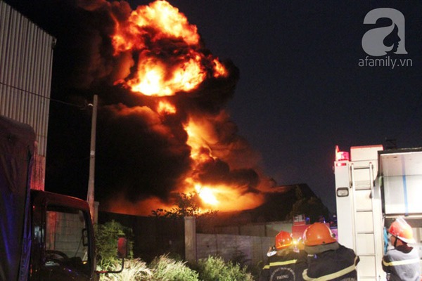 TP.HCM: Cháy lớn tại khu xử lý rác, cột lửa bốc cao cả trăm mét 3