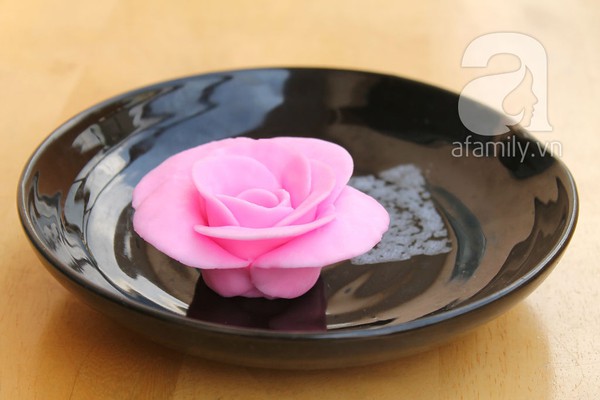 Cách đơn giản làm hoa hồng chocolate lãng mạn  1