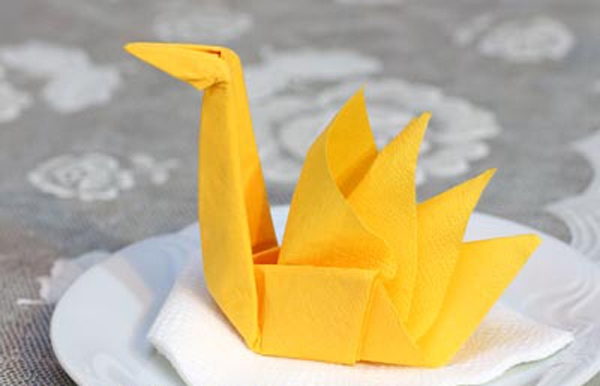 C&aacute;ch gấp khăn ăn h&igrave;nh thi&ecirc;n nga trang nh&atilde; sang trọng 12