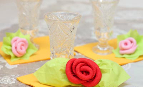 Trang trí bàn tiệc với 2 cách gấp hoa hồng từ giấy ăn 13