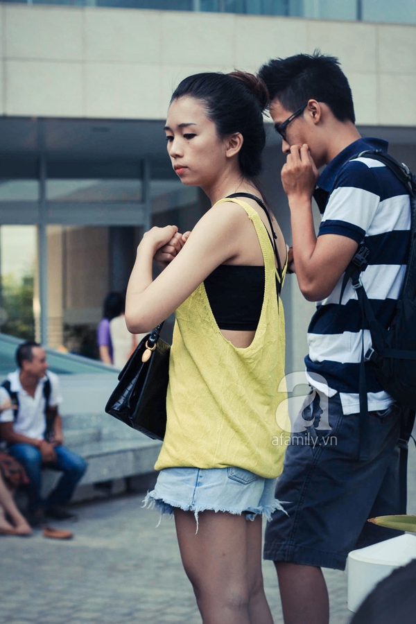 Ngắm street style tương đồng của ph&aacute;i đẹp S&agrave;i G&ograve;n v&agrave; Singapore 12