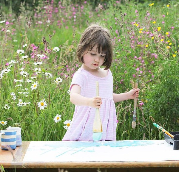 Cô bé 5 tuổi bị tự kỷ nổi tiếng nhờ vẽ tranh đẹp lung linh 1