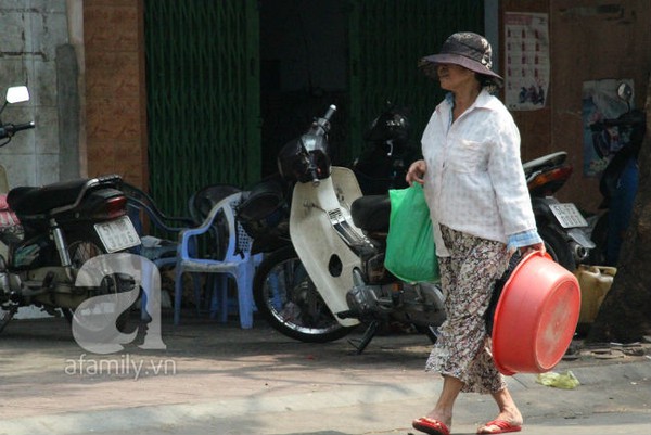 Mất nước cả đêm, người dân Sài Gòn vội vàng đi mua xô chậu dự trữ 4