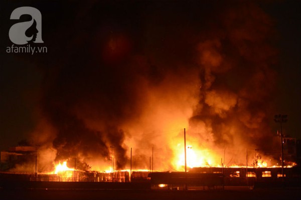 TP.HCM: Nhà kho 4.000 m2 cháy dữ dội trong đêm, thiệt hại hàng tỉ đồng 1