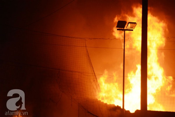 TP.HCM: Nhà kho 4.000 m2 cháy dữ dội trong đêm, thiệt hại hàng tỉ đồng 3