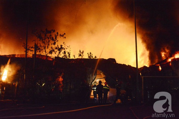 TP.HCM: Nhà kho 4.000 m2 cháy dữ dội trong đêm, thiệt hại hàng tỉ đồng 6