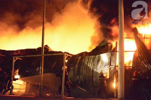 TP.HCM: Nhà kho 4.000 m2 cháy dữ dội trong đêm, thiệt hại hàng tỉ đồng 8
