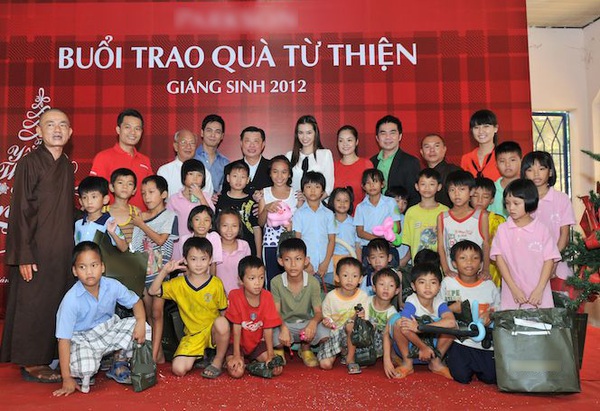Phan Anh, Trúc Diễm chăm chỉ từ thiện mùa Giáng sinh 11
