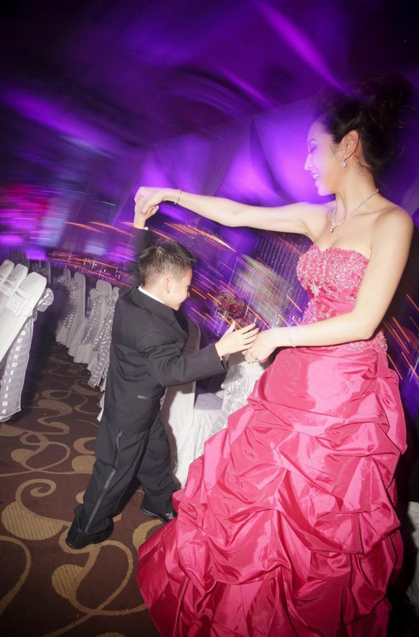 Jennifer Phạm khiêu vũ với bé Bảo Nam trong lễ cưới 1