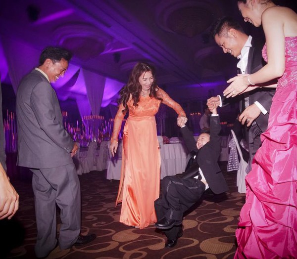 Jennifer Phạm khiêu vũ với bé Bảo Nam trong lễ cưới 6