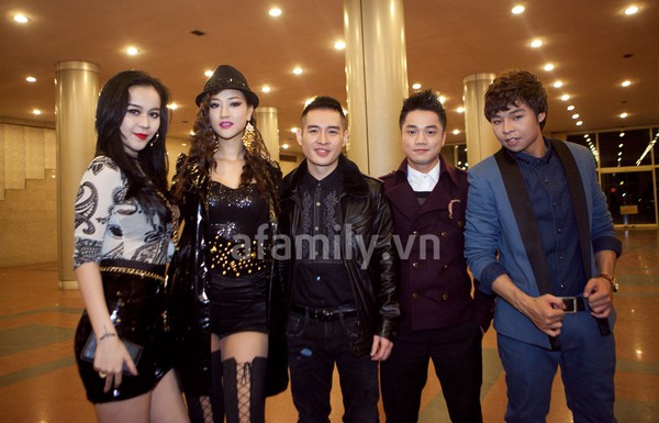 H&agrave; Hồ tập vũ đạo 