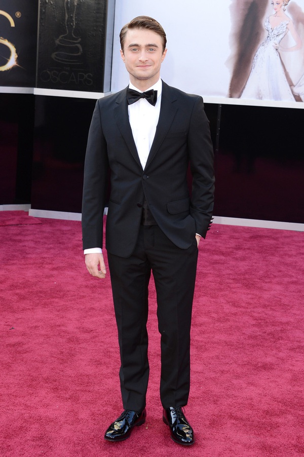 Kristen Stewart chống nạng dự giải Oscar 38