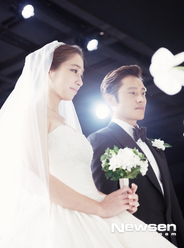 Những điều th&uacute; vị về đ&aacute;m cưới của Lee Byung Hun  2