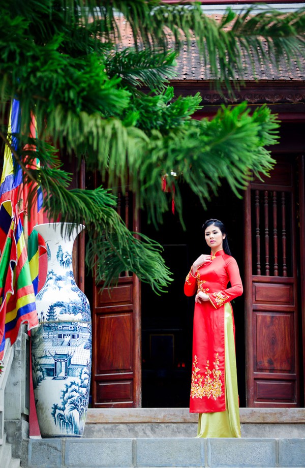 Hoa hậu Ngọc Hân thướt tha với áo dài truyền thống 3