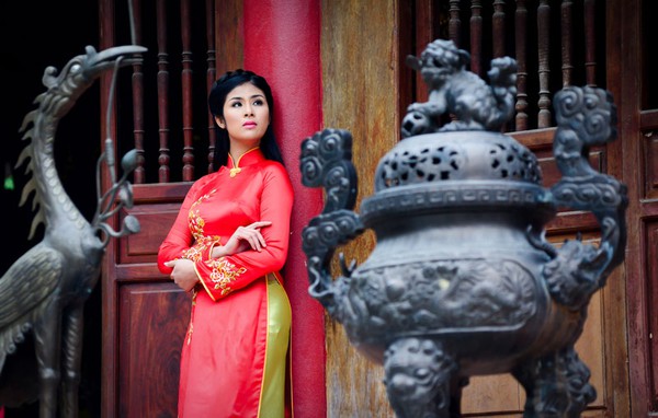 Hoa hậu Ngọc Hân thướt tha với áo dài truyền thống 4