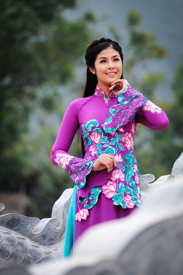 Hoa hậu Ngọc Hân thướt tha với áo dài truyền thống 8
