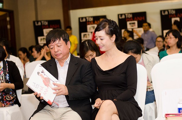 Vợ chồng diễn viên Chiều Xuân thích thú với sách của siêu mẫu Hà Anh 2