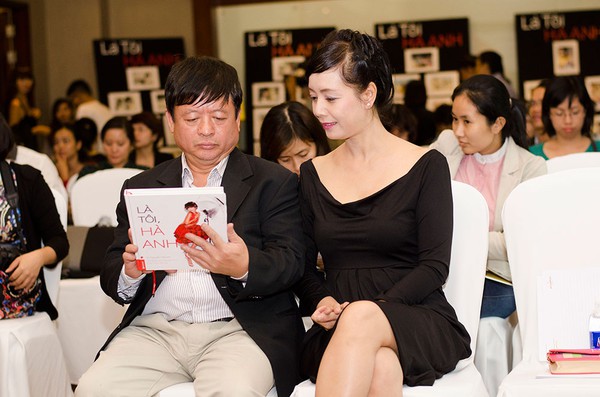 Vợ chồng diễn viên Chiều Xuân thích thú với sách của siêu mẫu Hà Anh 3