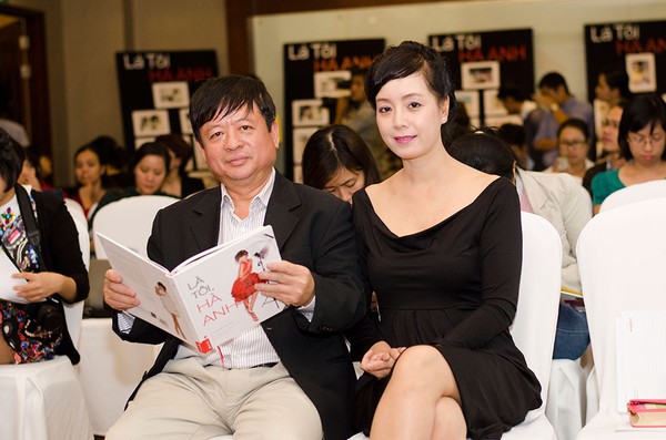 Vợ chồng diễn viên Chiều Xuân thích thú với sách của siêu mẫu Hà Anh 4