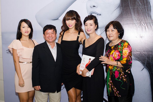Vợ chồng diễn viên Chiều Xuân thích thú với sách của siêu mẫu Hà Anh 1