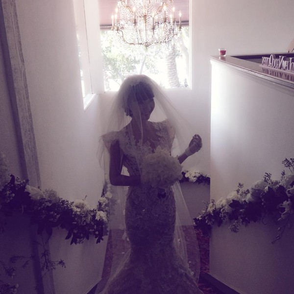 Ngọc Quyên lãng mạn hôn chú rể Việt kiều trong ngày cưới 4 Ngọc Quyên lãng mạn hôn chú rể Việt kiều trong ngày cưới 4