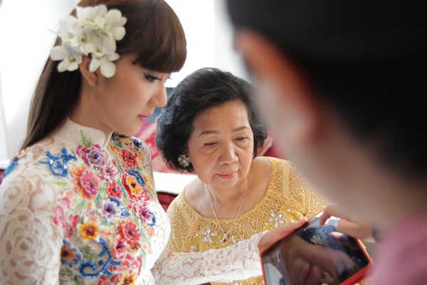 Ngọc Quyên lãng mạn hôn chú rể Việt kiều trong ngày cưới 12