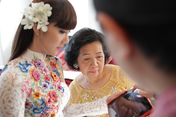 Ngọc Quyên lãng mạn hôn chú rể Việt kiều trong ngày cưới 12 Ngọc Quyên lãng mạn hôn chú rể Việt kiều trong ngày cưới 12